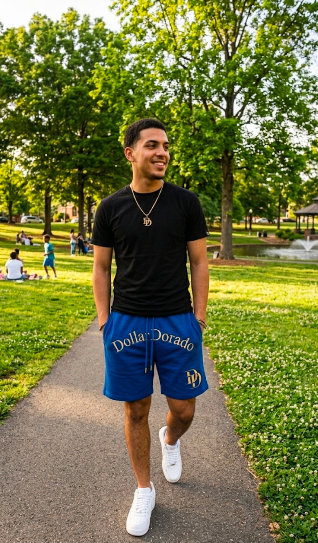 "DollarDorado" shorts (thick fleece). Logo and "DD" lettering embroidered in gold thread. Laces with gold metal tips. Navy blue (15 units available). 2 sizes S, 5 sizes M, 8 sizes L. Limited edition. Limited purple sizes: 3 small, 5 medium, 7 large