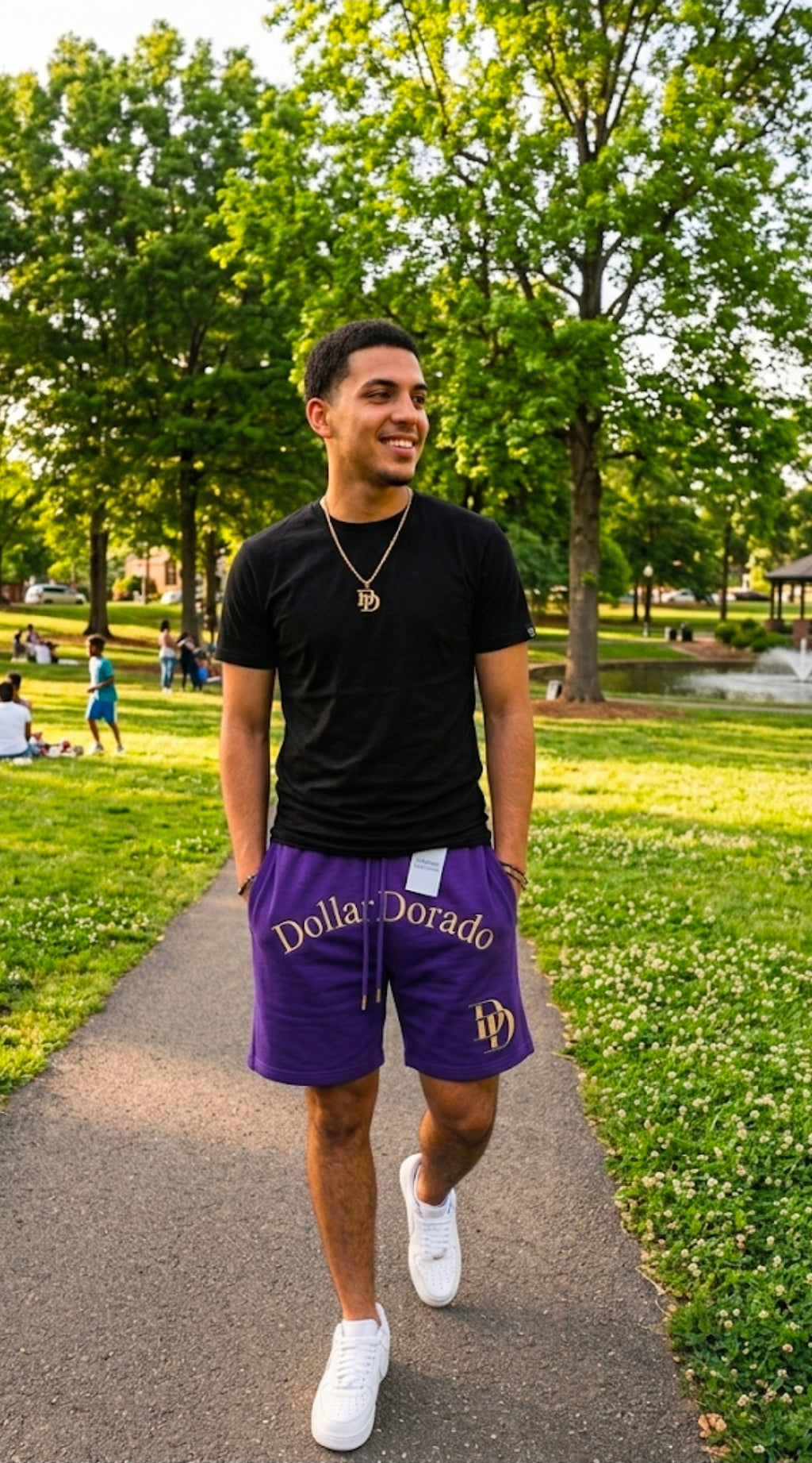 "DollarDorado" shorts (thick fleece). Logo and "DD" lettering embroidered in gold thread. Laces with gold metal tips. Navy blue (15 units available). 2 sizes S, 5 sizes M, 8 sizes L. Limited edition. Limited purple sizes: 3 small, 5 medium, 7 large